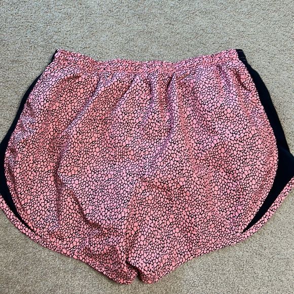 NIKE Dri Fit Pink Pebbled Pattern Running Shorts Size Medium Coral and Black - Picture 7 of 7